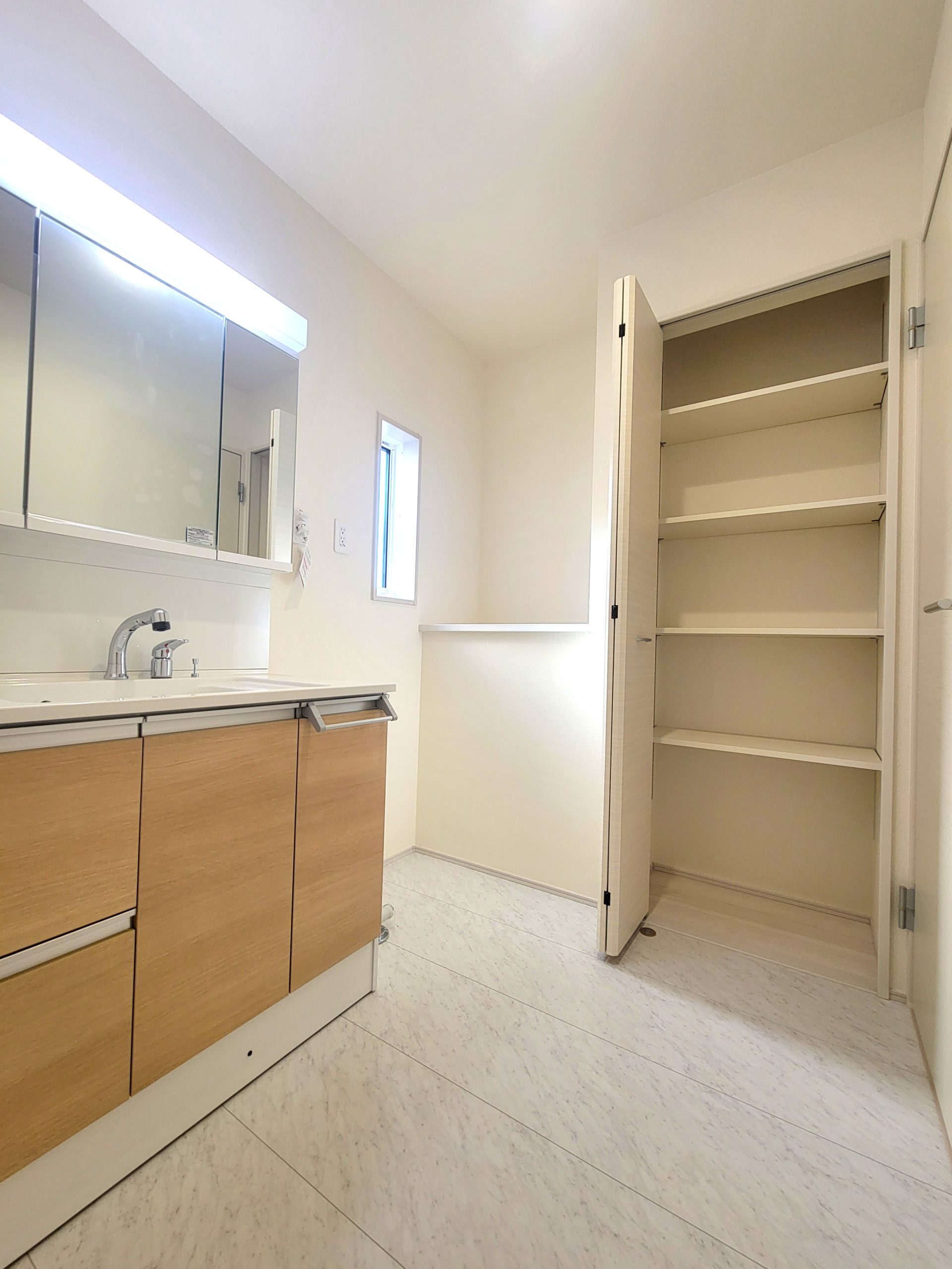 ☆清潔感溢れる洗面室☆ 心地良い空間を意識した洗面室。収納豊富な化粧台、奥様に必要な三面鏡。