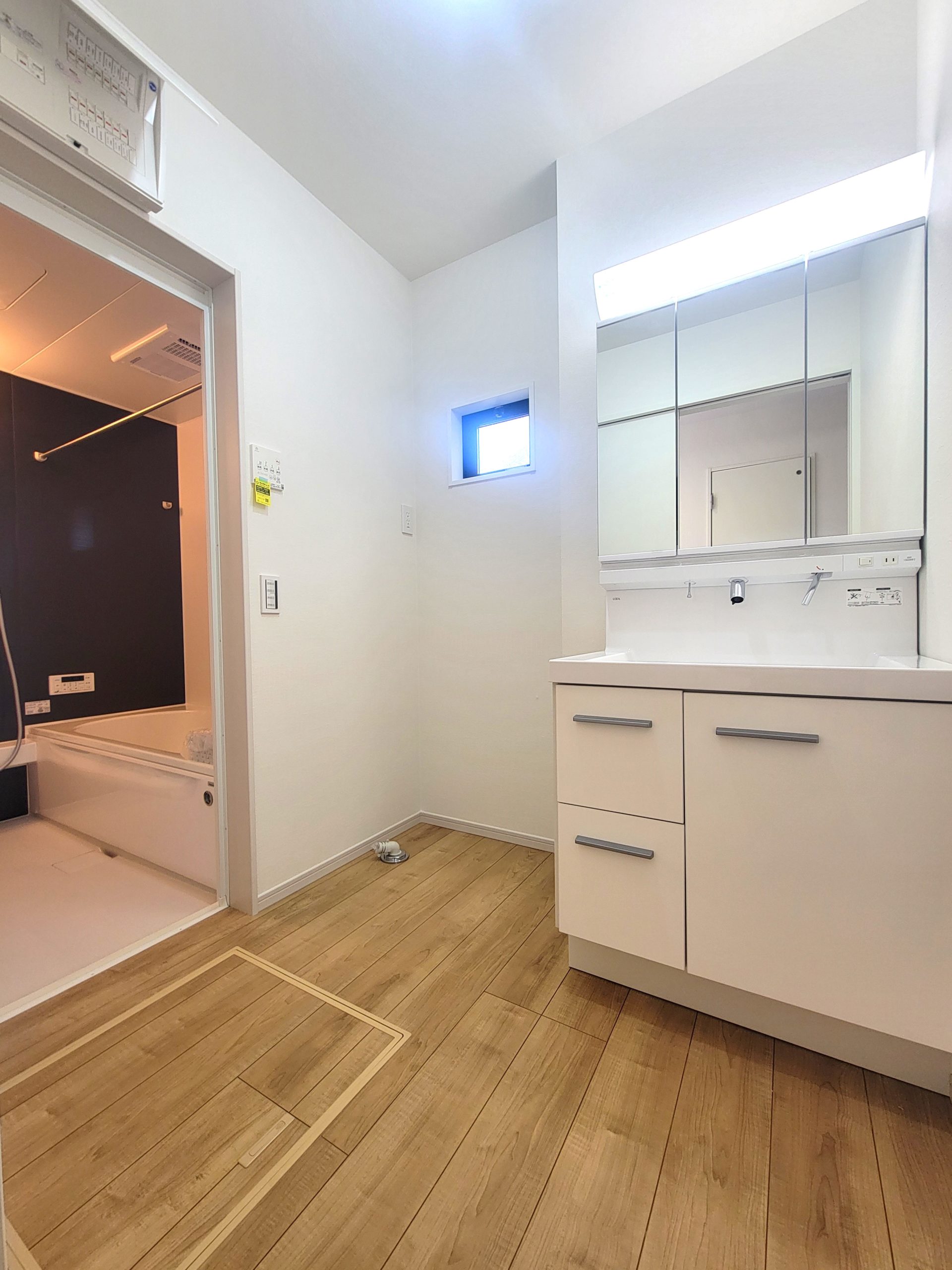 ☆清潔感溢れる洗面室☆ 心地良い空間を意識した洗面室。収納豊富な化粧台、奥様に必要な三面鏡。