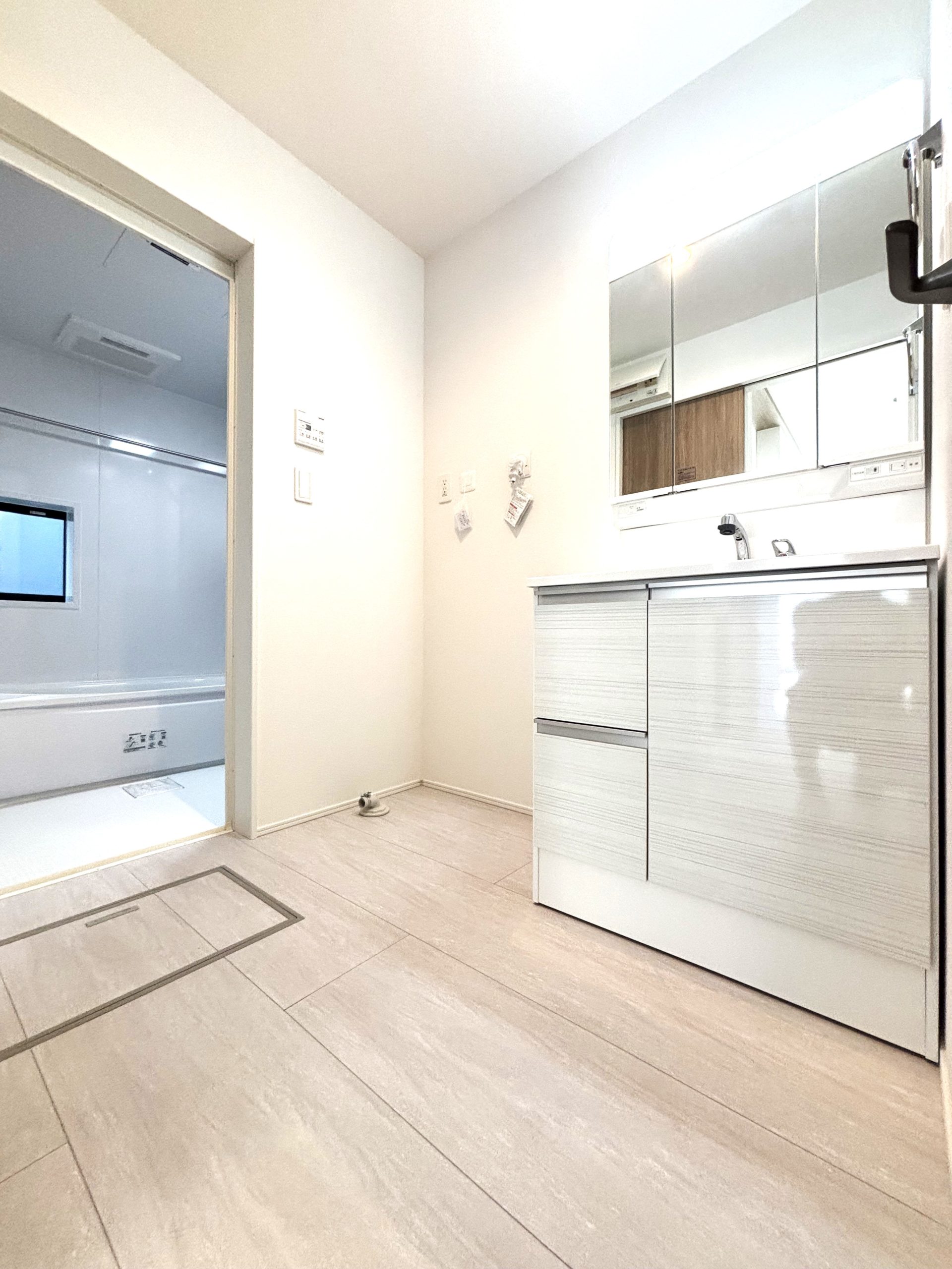 ☆清潔感溢れる洗面室☆ 心地良い空間を意識した洗面室。収納豊富な化粧台、奥様に必要な三面鏡。