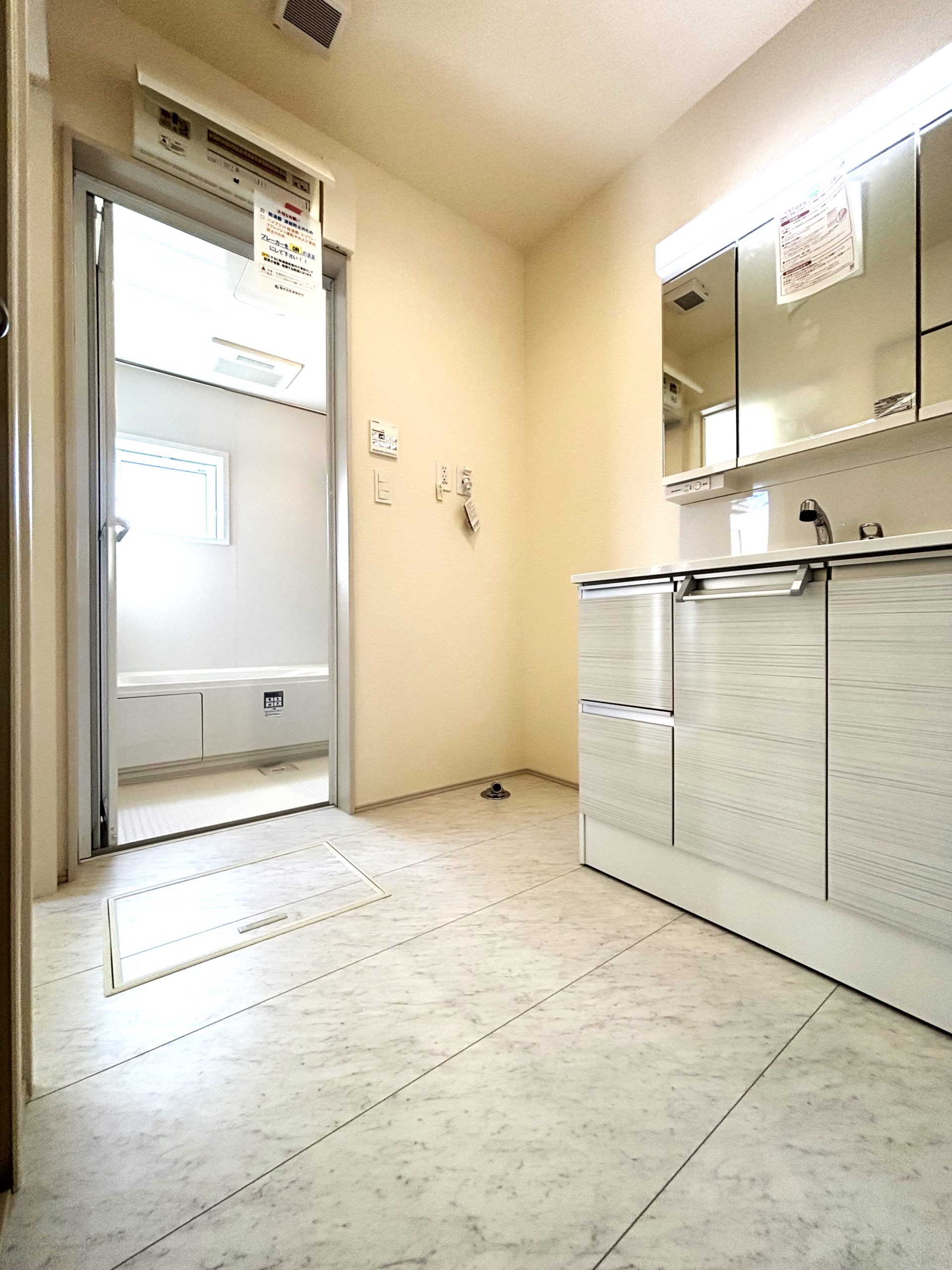 ☆清潔感溢れる洗面室☆ 心地良い空間を意識した洗面室。収納豊富な化粧台、奥様に必要な三面鏡。