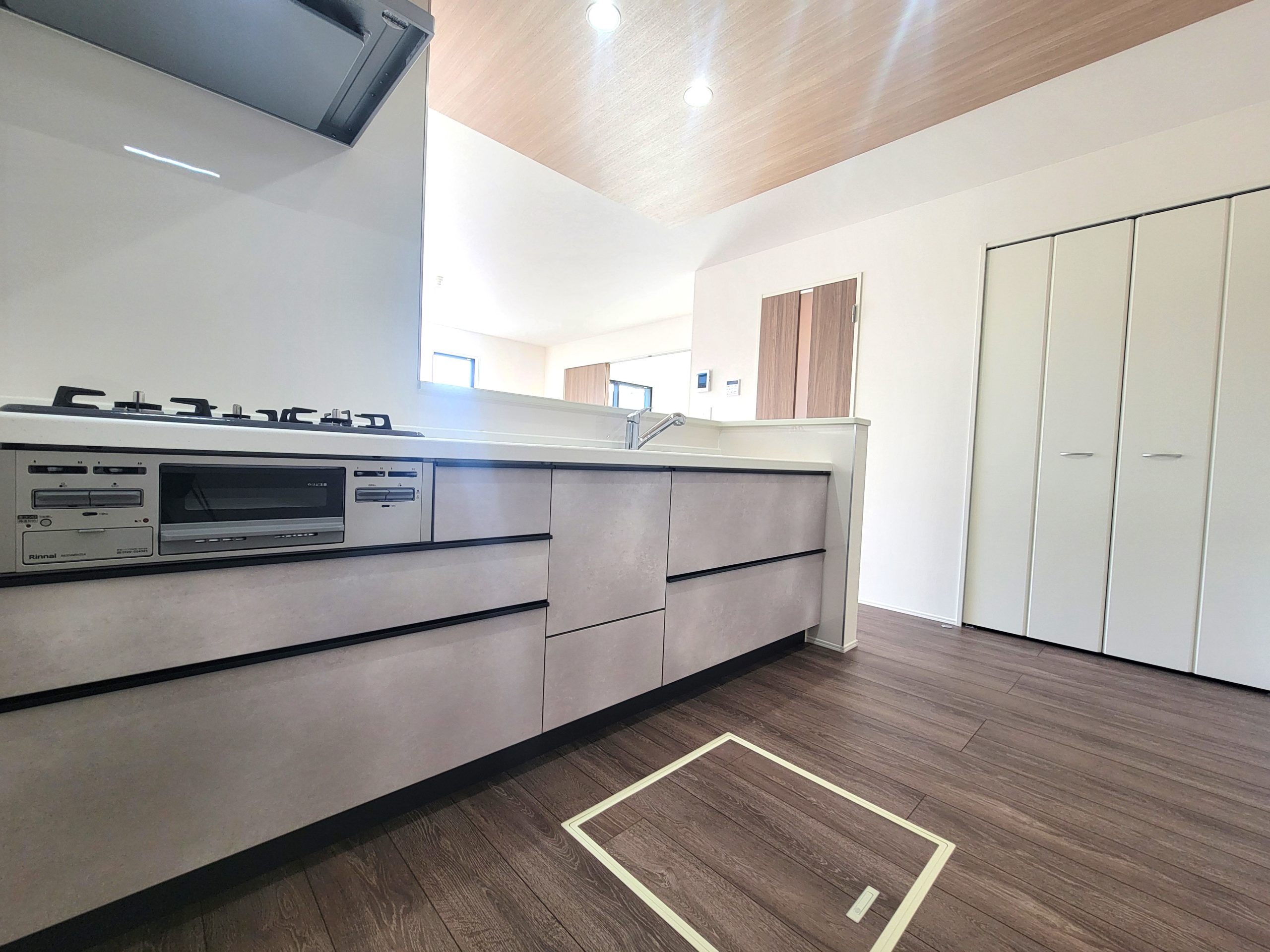 ３号棟☆カウンターキッチン☆ 朝はご主人様と談笑する。カウンターキッチンだからこそ可能な日常です。