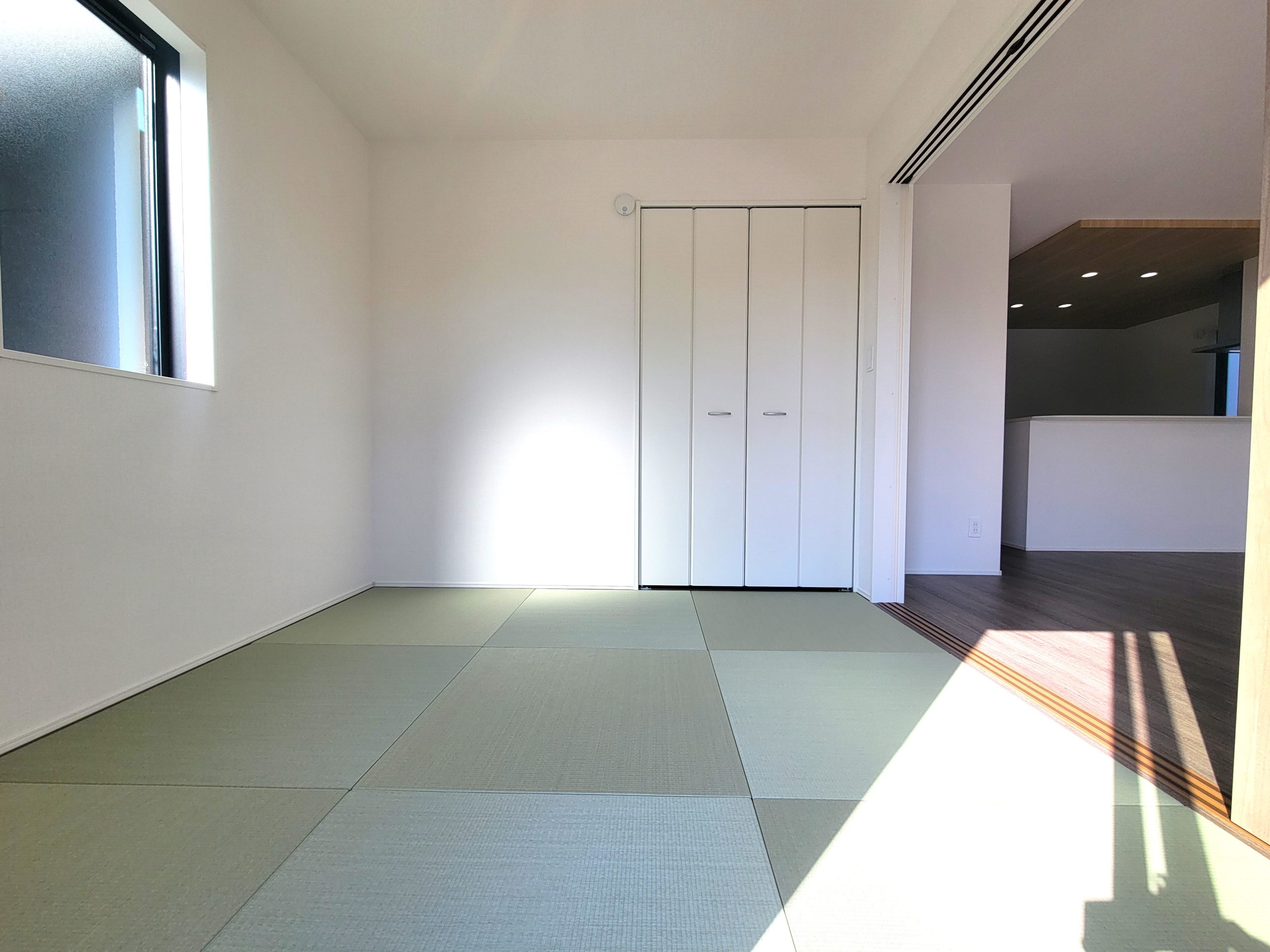 ３号棟　☆☆　畳の温もりを感じたい・・・　☆☆ 日本人だからやっぱり畳には安心感を感じます。家の中で一部屋は欲しい和室。温もりと癒しを感じて下さい。