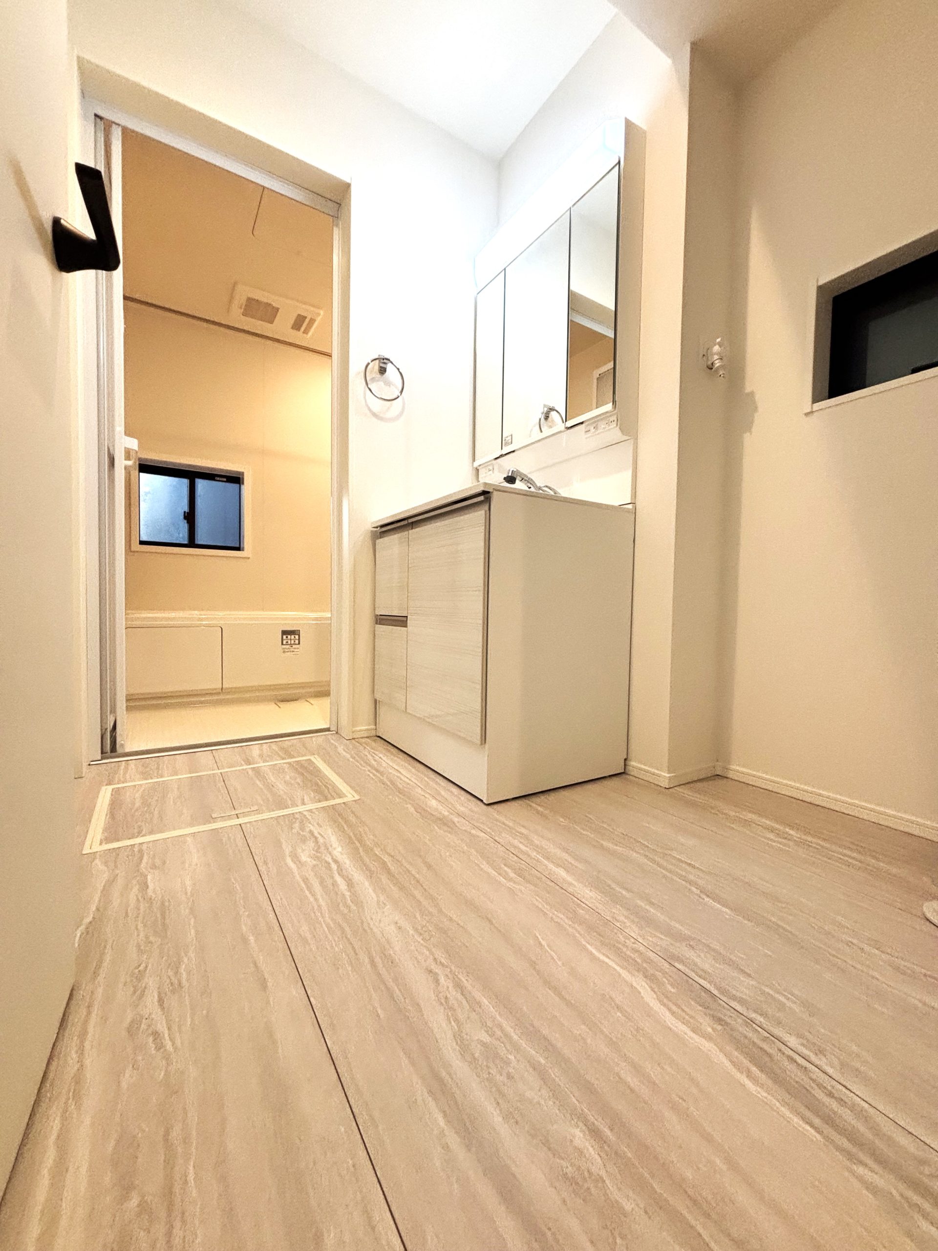 ☆清潔感溢れる洗面室☆ 心地良い空間を意識した洗面室。収納豊富な化粧台、奥様に必要な三面鏡。