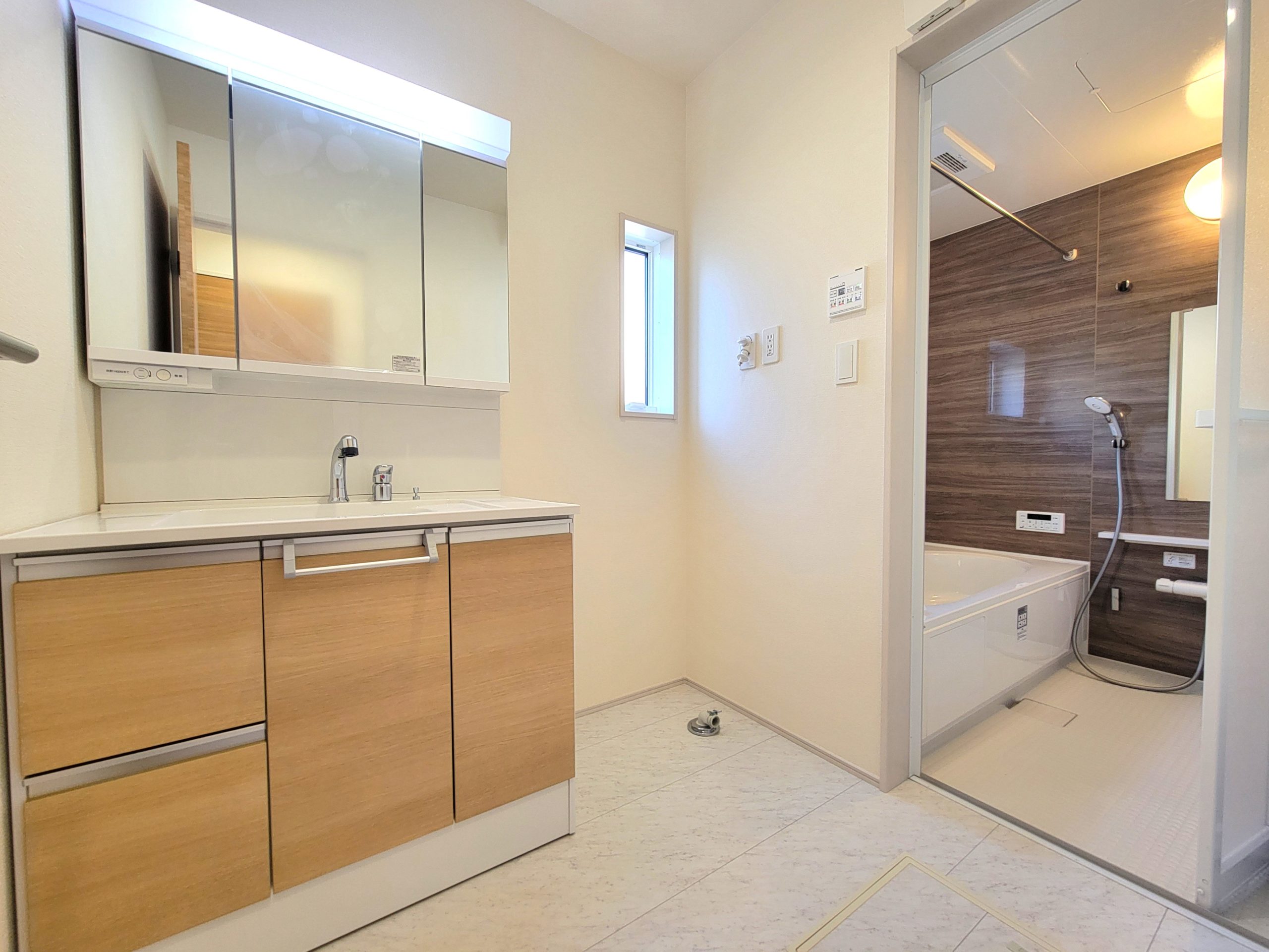 ☆清潔感溢れる洗面室☆ 心地良い空間を意識した洗面室。収納豊富な化粧台、奥様に必要な三面鏡。