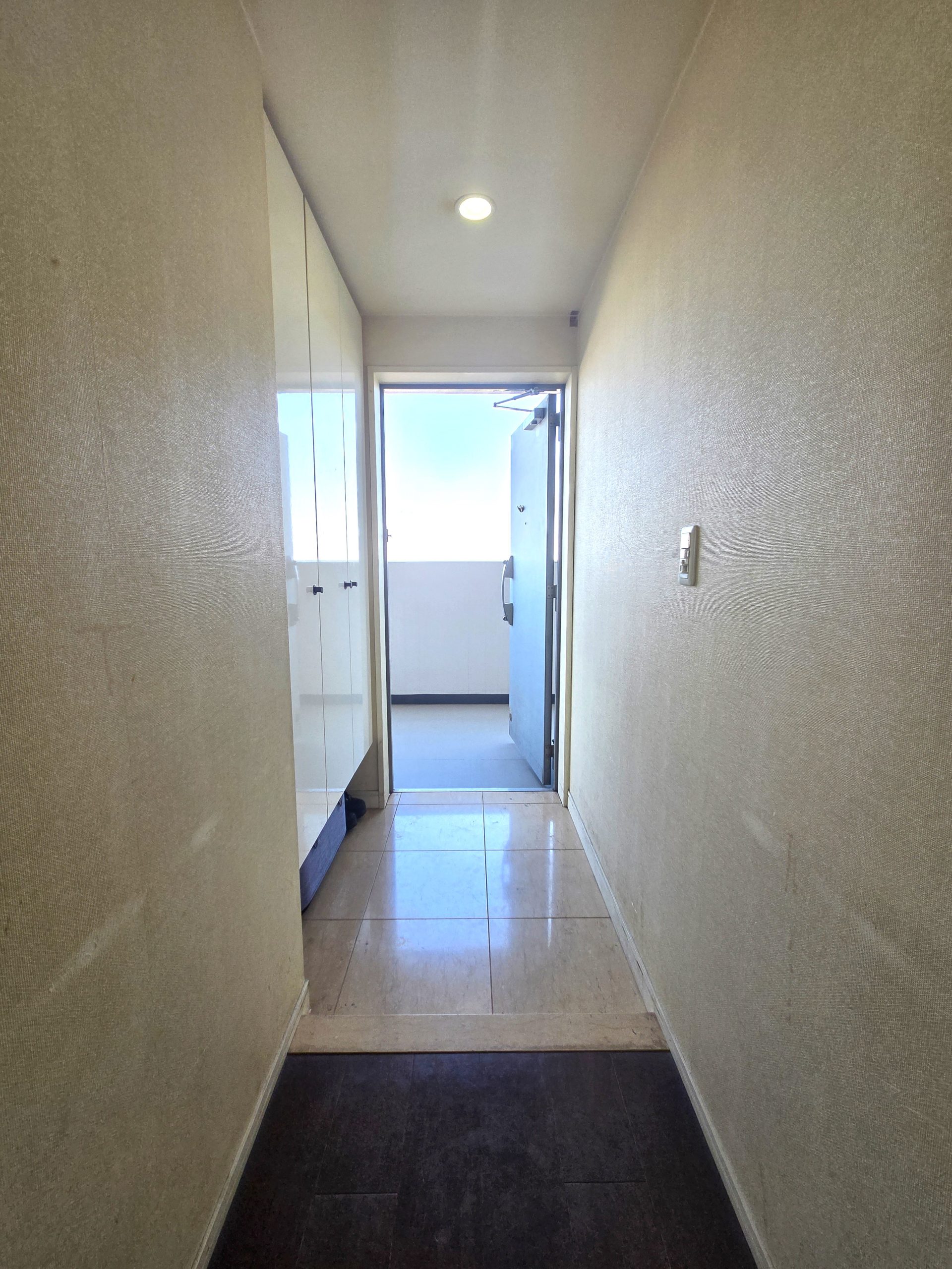 ゆとりある玄関が住まいの品格を高めます。収納力にも配慮され、すっきりとした空間を保てます。