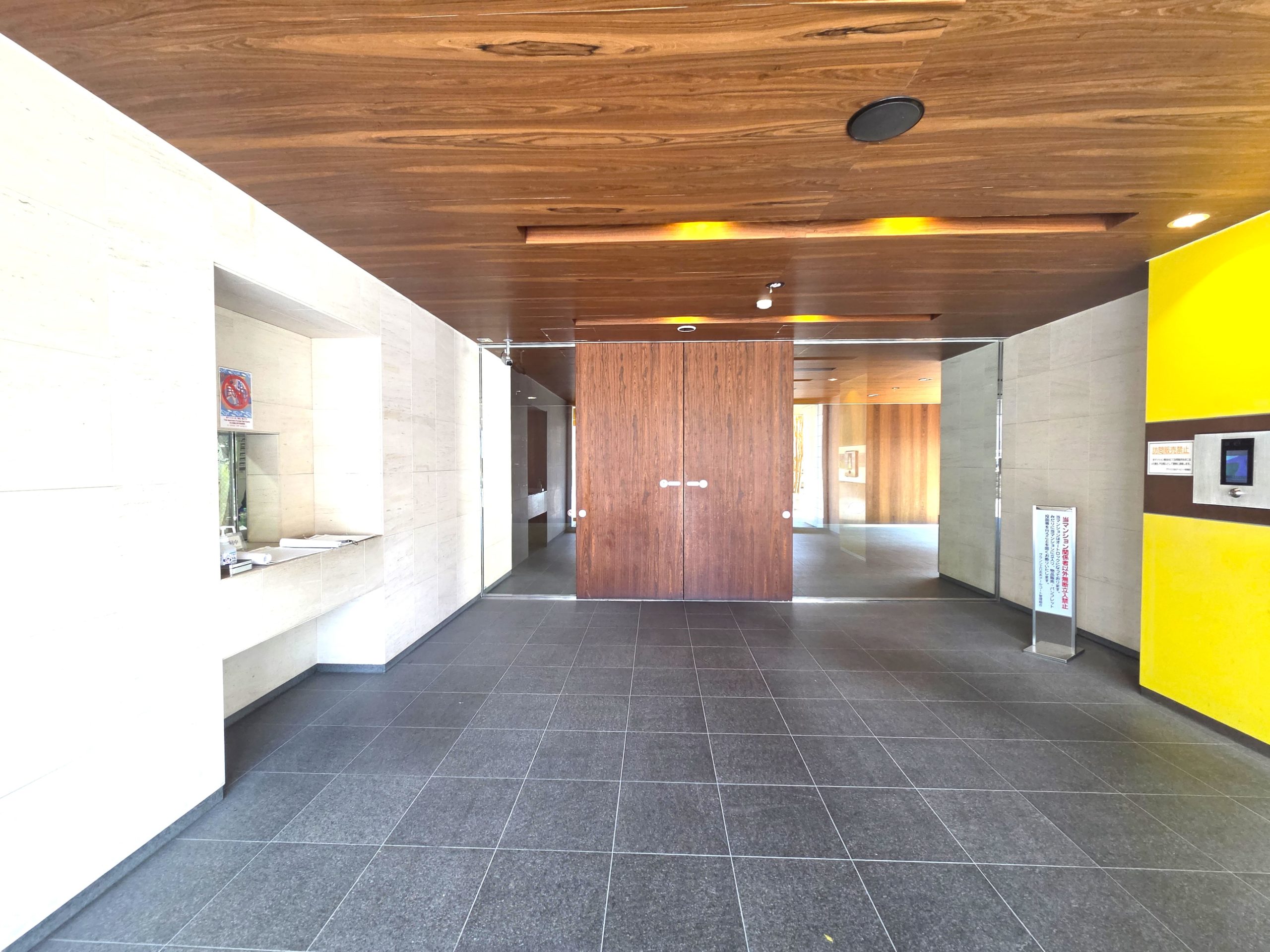 重厚感あるエントランスが住まう方を迎える上質な空間。