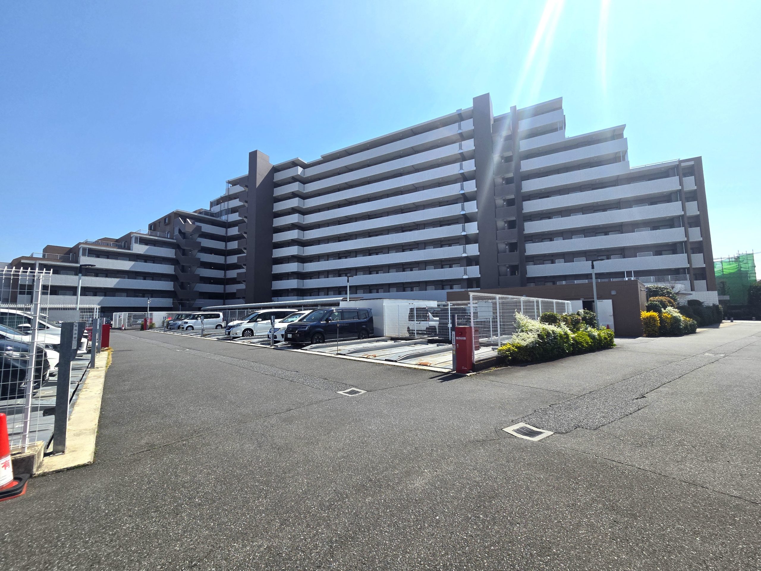 重厚感と洗練を纏った外観デザイン。街並みに調和しながらも存在感を放つ、上質なレジデンスです。